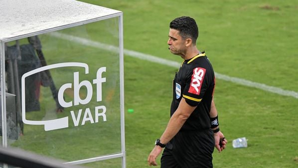 Em mais uma temporada a arbitragem não se acertou com o VAR, e o que deveria ser uma solução foi motivo de mais polêmicas em nosso futebol