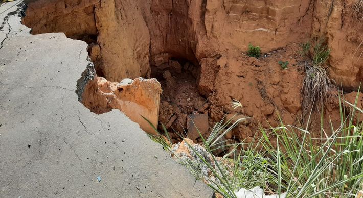 Imagens mostram que o buraco tomou o acostamento e já atinge parte da pista. Apesar disso, o Departamento de Edificações e de Rodovias (DER-ES) afirmou que não há nenhuma interdição no local