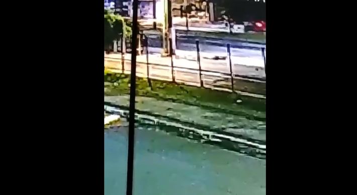 Caso aconteceu próximo ao ponto de ônibus da Ufes. Ele foi socorrido e levado para o hospital na madrugada desta quarta-feira (17)