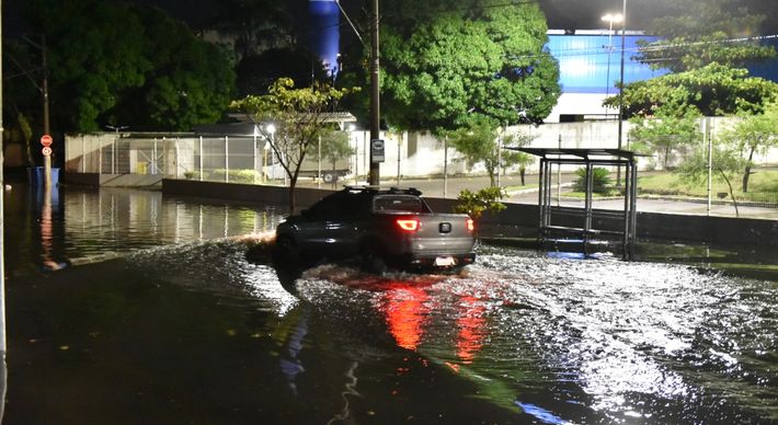 As fortes chuvas que atingiram o Estado na noite de quarta-feira (17) causaram vários pontos de alagamento, tanto na Grande Vitória, quanto no interior