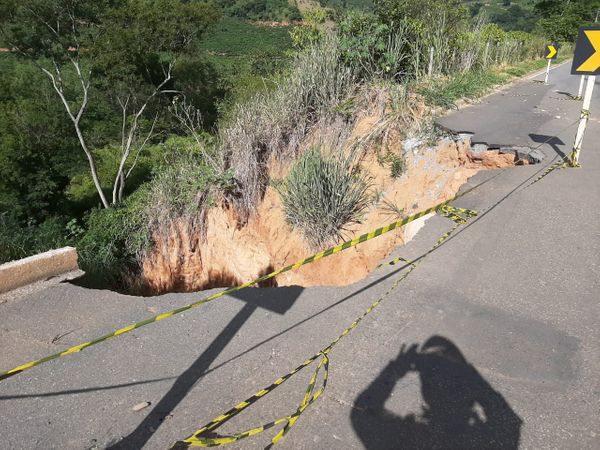 Buracos no quilômetro 40 da BR-261 em Itarana, Noroeste do ES