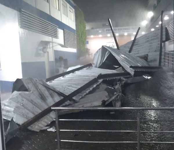 Chuva fez com que parte do telhado do Hospital Santa Rita, em Vitória, caísse
