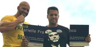 Deputado federal Daniel Silveira e deputado estadual Rodrigo Amorim (PSL-RJ) quebram placa em homenagem à vereadora Marielle Franco