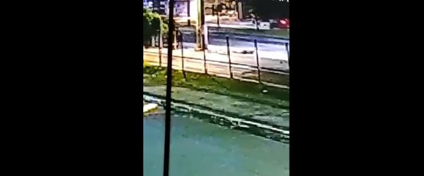 Homem levou choque e caiu de cima de poste em Vitória