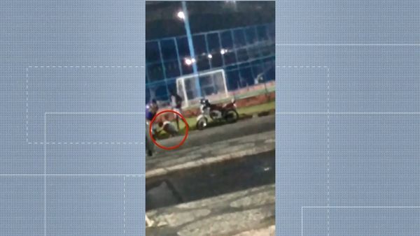 Imagem mostra dono da moto sentado ao lado dos homens que se passaram por vendedores