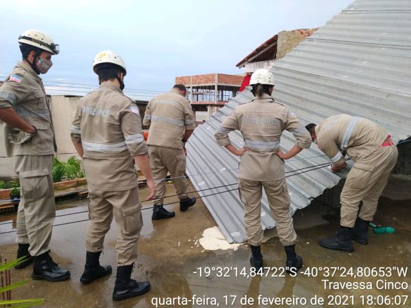 Telhado desaba em Colatina