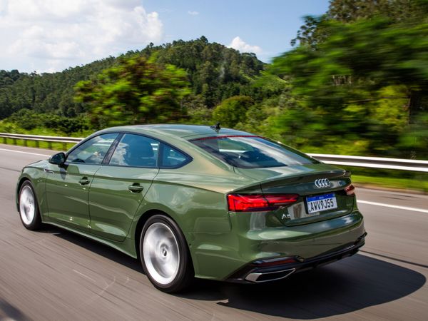 Uma novidade presente em todas as configurações do A4 e do A5 Sportback é o Audi Phone Box Light; a tecnologia permite o carregamento de smartphones por indução.