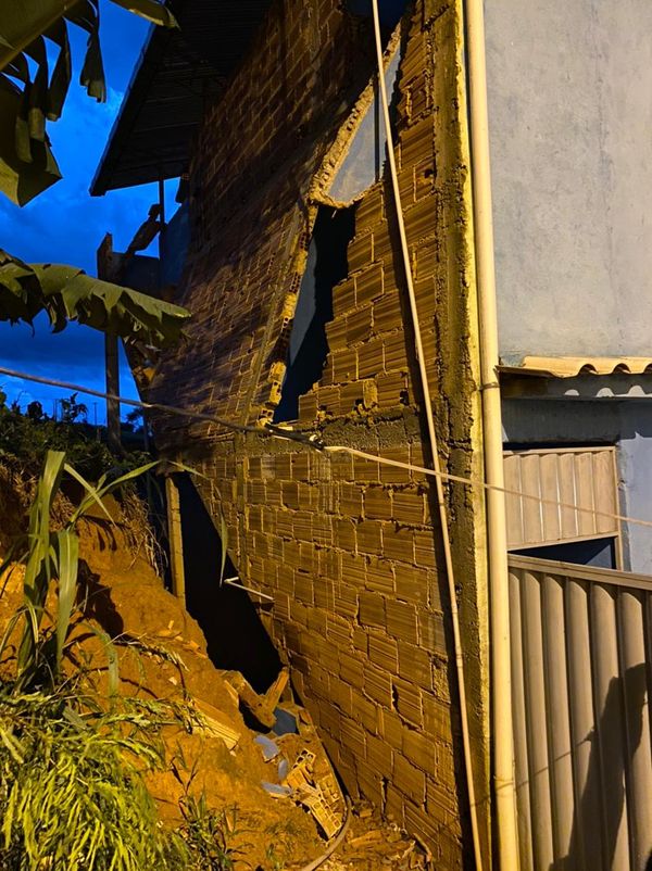 Segundo a Defesa Civil, o vento foi rápido, mas a força foi suficiente para derrubar um muro e arrancar o telhado de uma casa