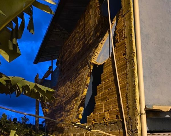 Segundo a Defesa Civil, o vento foi rápido, mas a força foi suficiente para derrubar um muro e arrancar o telhado de uma casa