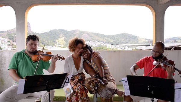 Aline Dias, Meiriele Lemos, Lucas Azevedo e Felipe Ribeiro: o grupo Voz e Violino ES