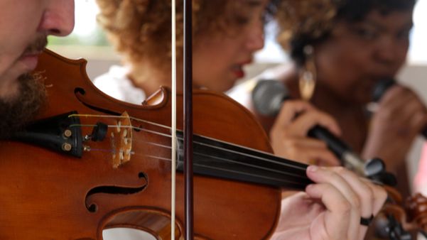 Artistas de Vitória lançam vídeo com espetáculo de contos e violino