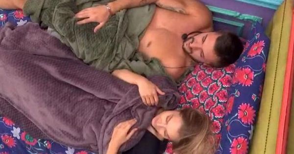 BBB 21: Arthur e Carla Diaz ficam deitados na cama