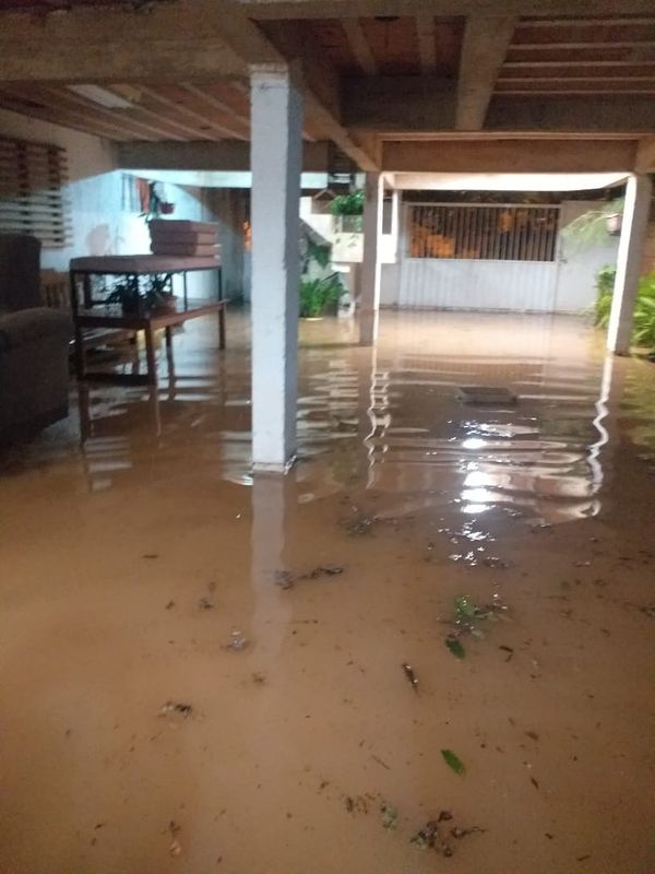 Chuva causou alagamentos e estragos em Mimoso do Sul, no Espírito Santo  por Eliane Freitas 