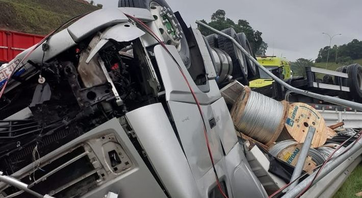 Segundo informações da PRF, o motorista do caminhão ficou ferido sem gravidade e foi socorrido pela equipe da Eco101