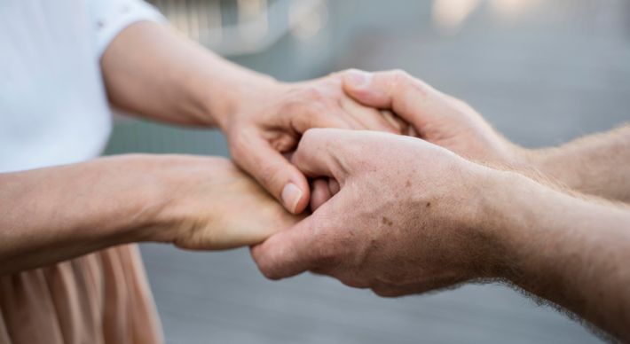 Insistir em viver o ideal é o caminho para a conservação de uma falácia. É a perda da oportunidade de se orientar para a maior das possibilidades: transformação