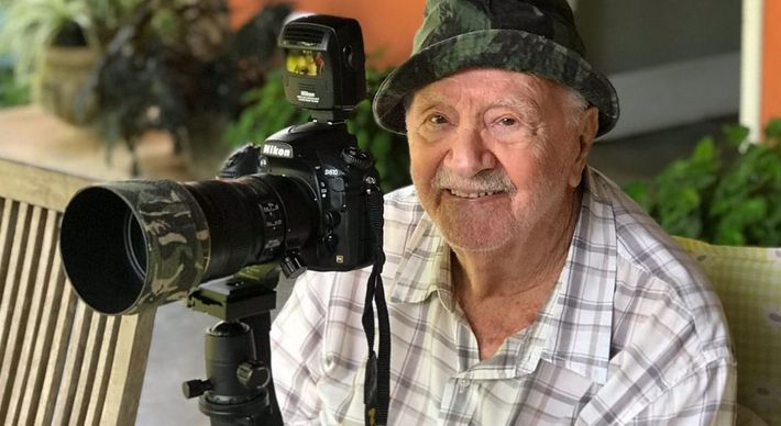 Perto de completar 93 anos, Paulo Bonino, conhecido nacionalmente como o fotógrafo dos Beija-Flores, publica suas grandes fotos e os bastidores da sua carreira no Instagram. Quem administra o perfil é o amigo e assistente, o fotógrafo André Alves