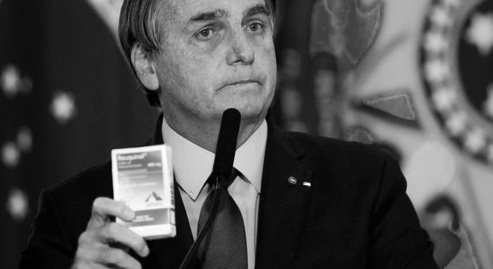 Planalto deveria ter fechado acordos ao longo do ano passado com todas as fabricantes que mostrassem segurança e eficácia para garantir imunização. Em vez disso, incinerou verba pública na compra e distribuição de medicamento inútil