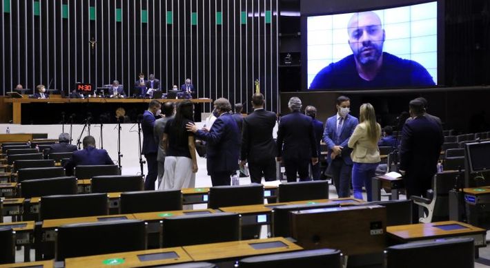 Proposta estabelece que medidas cautelares contra deputados e análise de materiais apreendidos em residências de parlamentares precisam passar antes pelo plenário do STF