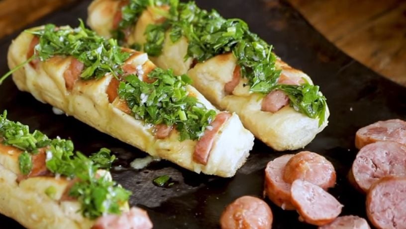 Choripan no pão de alho com molho chimichurri