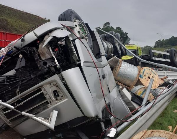 O desvio está sendo feito pelo Centro de Iconha. Segundo informações da PRF, o motorista do caminhão ficou ferido sem gravidade e foi socorrido pela equipe da Eco101