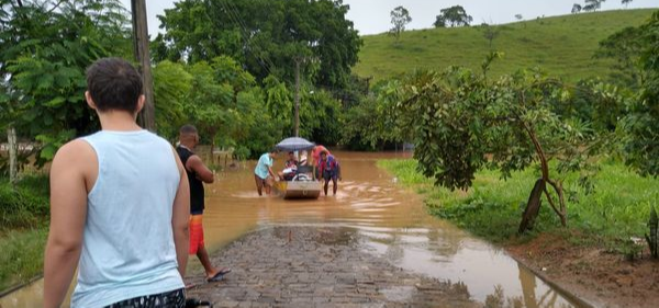 Moradores são resgatados de barco após alagamento em Apiacá. Crédito: Divulgação