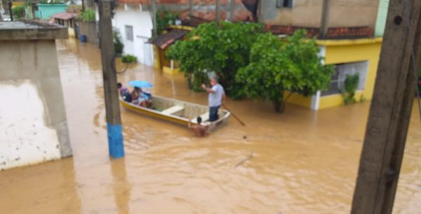Moradores são resgatados de barco após alagamento em Apiacá. Crédito: Divulgação