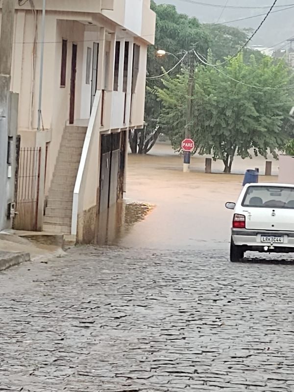 Em Ibitirama, a Defesa Civil informou que o Rio Norte está cerca de 4 metros acima do normal e a água já transbordou em algumas ruas por Internauta/Fabiola Rodrigues