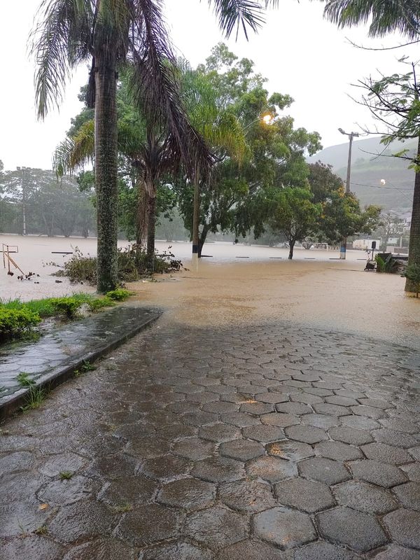 Em Ibitirama, a Defesa Civil informou que o Rio Norte está cerca de 4 metros acima do normal e a água já transbordou em algumas ruas por Internauta/Fabiola Rodrigues