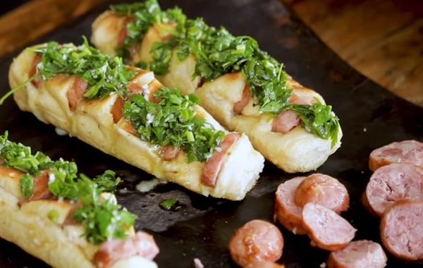 Choripan no pão de alho com molho chimichurri