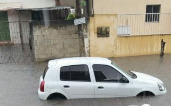 Chuva forte causa alagamentos em Linhares 