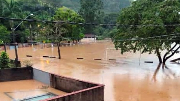 Em Ibitirama, a Defesa Civil informou que o Rio Norte está cerca de 4 metros acima do normal e a água já transbordou em algumas ruas