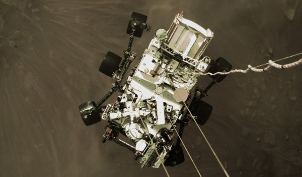 Foto colorida do momento de pouso do robô Perseverance ao planeta Marte