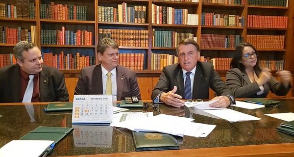 Jair Bolsonaro ao lado de Tarcísio de Freitas em live ameaça presidente da Petrobras