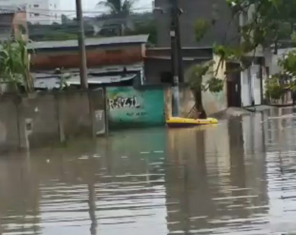 Morador usou bota em uma das ruas de Linhares