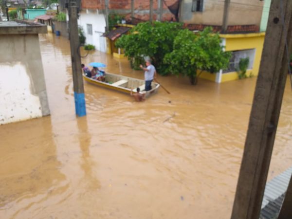 Moradores são resgatados de barco após alagamento em Apiacá