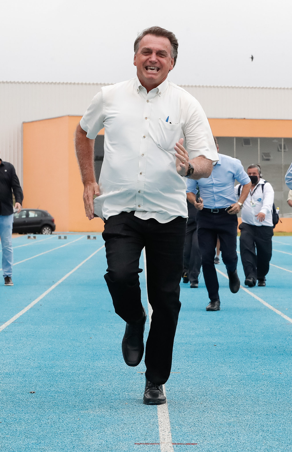 Presidente da República Jair Bolsonaro convida as demais autoridades a participarem de uma corrida na pista do CNTA, em Cascavel (PR)