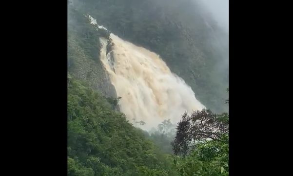 Cachoeira da Fumaça, em Alegre, durante chuva forte nesta sexta-feira (19)