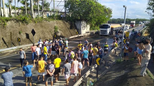 Manifestação de motoristas para a BR-101, em Linhares, neste sábado (20)