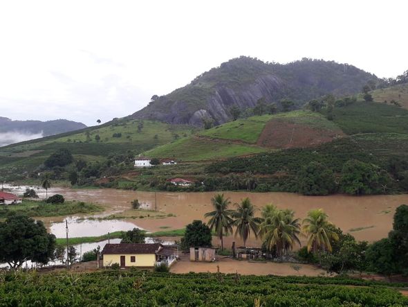 Rio transbordou na Zona Rural de Pancas, na região de Lajinha de Pancas por João Antônio Valeriano 