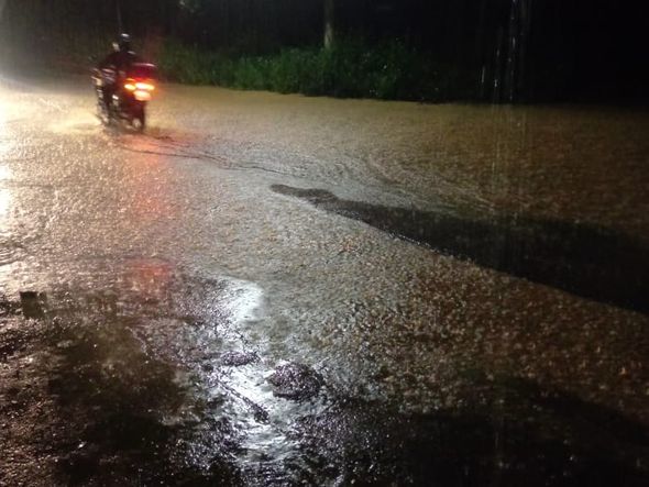 Vias de três bairros de Pancas ficaram alagadas com a chuva do sábado (20) por Braz Riva