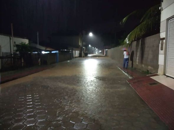 Vias de três bairros de Pancas ficaram alagadas com a chuva do sábado (20) por Virgílio Braga