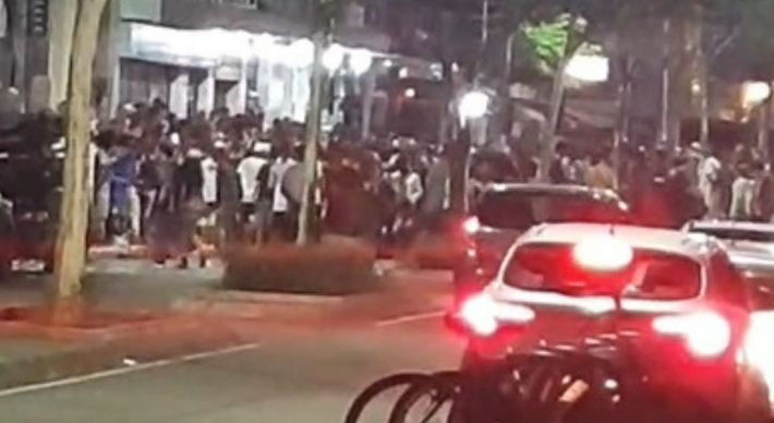 Festa clandestina na famosa região boêmia do bairro Jardim da Penha, em Vitória, ocorrida na madrugada de domingo (21), levantou críticas sobre a falta de ação das autoridades para coibir aglomerações durante a pandemia