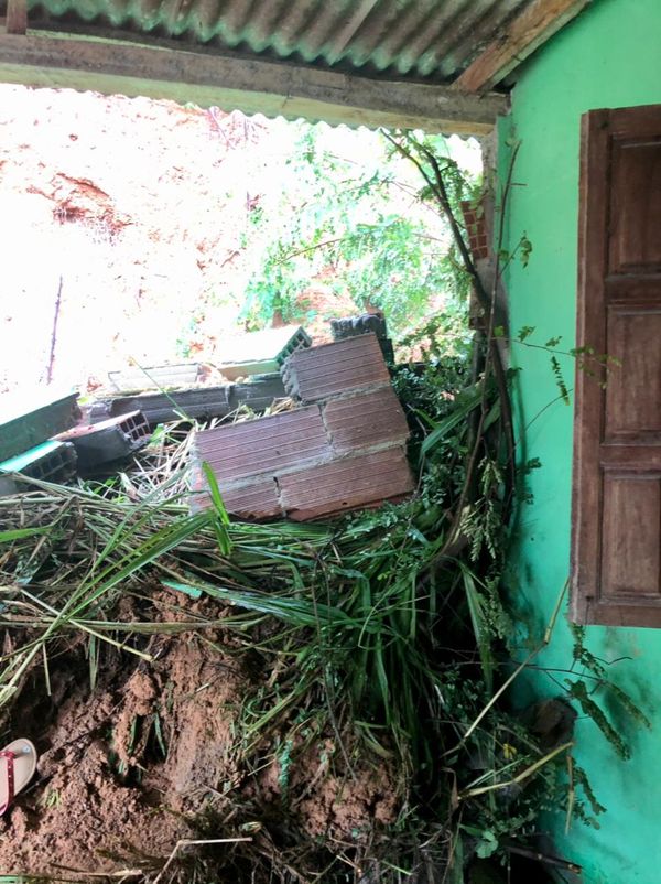 Com a força da enxurrada, um barranco próximo aos peixeiros cedeu por Divulgação | Defesa Civil de Barra de São Francisco