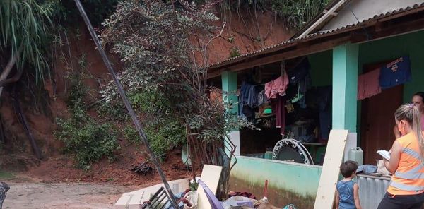 Com a força da enxurrada, um barranco próximo aos peixeiros cedeu por Divulgação | Defesa Civil de Barra de São Francisco