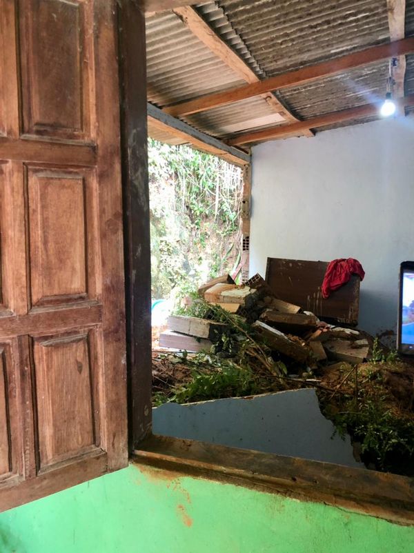 Com o deslizamento de terra, a parede de uma casa cedeu por Divulgação | Defesa Civil de Barra de São Francisco