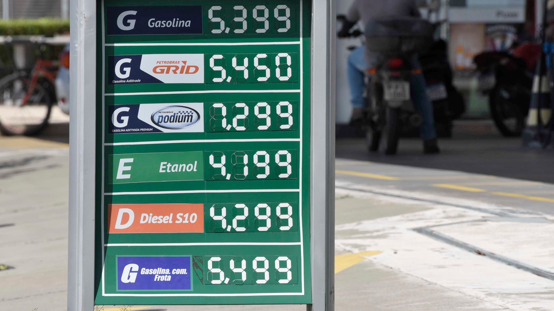 22/02/2022 - Preços de combustíveis em posto na avenida Dante Michelini, Jardim da Penha