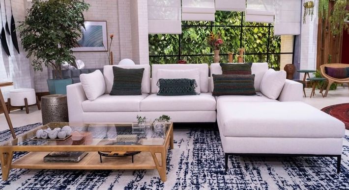 A designer Jacqueline Chiabay criou almofadas, cadeiras e mesinhas feitas com tiras de reuso do couro. Dona Hilma Figueiredo Weigert criou peça de macramê