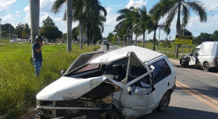 De acordo com o Corpo de Bombeiros, a colisão frontal foi entre um Fiat Uno e uma caminhonete modelo Fiat Strada. O motorista do carro morreu no local