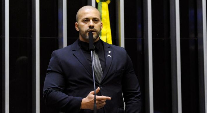 O deputado bolsonarista Daniel Silveira (PSL-RJ), é denunciado por divulgar um vídeo com apologia ao Ato Institucional 5 (AI-5) e discurso de ódio contra integrantes da Corte