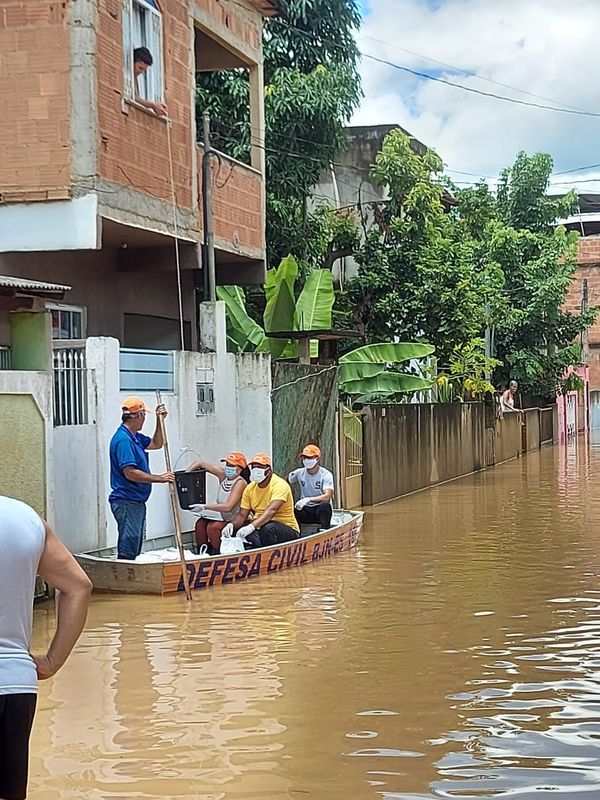 O Rio Itabapoana subiu quase 4 metros e pelo menos três bairros ficaram alagados